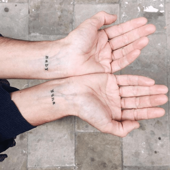 Manos con las muñecas tatuadas